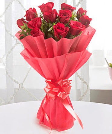 12 adet kırmızı gülden modern buket  Artvin çiçek yolla 