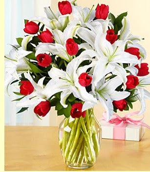  Artvin çiçek siparişi sitesi  3 kazablanka 10 kırmızı gül vazosu
