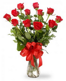  Artvin çiçek , çiçekçi , çiçekçilik  12 adet kırmızı güllerden vazo tanzimi