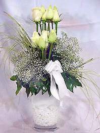  Artvin online çiçek gönderme sipariş  9 adet vazoda beyaz gül - sevdiklerinize çiçek seçimi