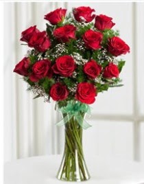 Cam vazo içerisinde 11 kırmızı gül vazosu  Artvin anneler günü çiçek yolla 